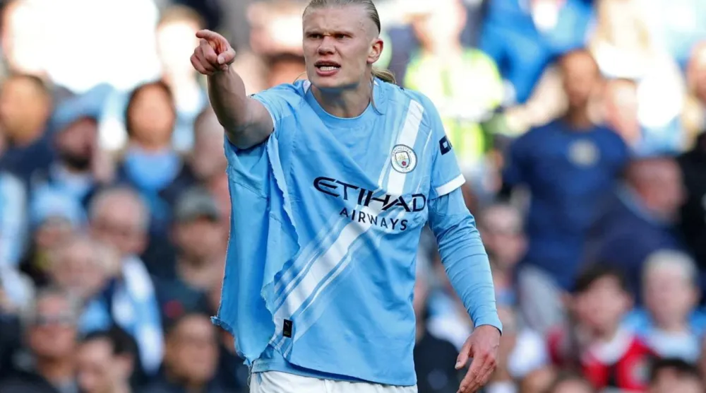 Haaland'ın forması, Gabriel'le daha önceki bir boğuşma sırasında yırtılmıştı (Reuters)