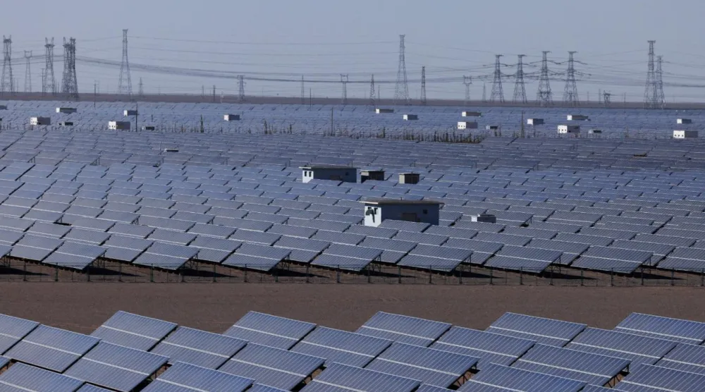 Çin'in Gansu eyaletindeki Dunhuang Fotovoltaik Sanayi Parkı'ndaki güneş panelleri (Reuters/Arşiv)