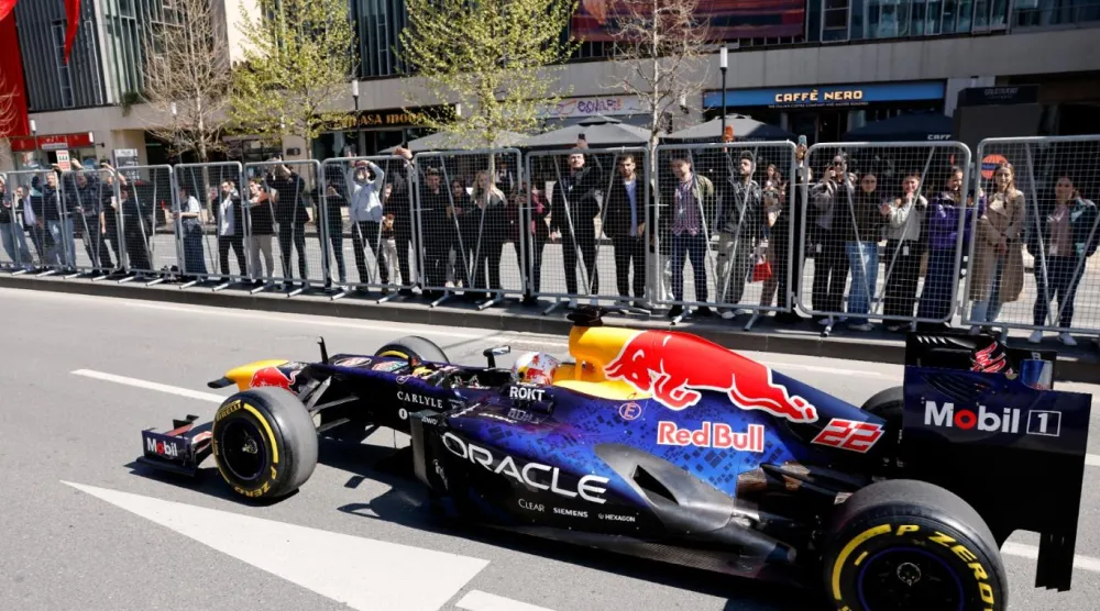 Formula 1'in Türkiye'ye dönüşünü duyurma etkinliğinde Red Bull'ın F1 arabası Dolmabahçe Sarayı'nın önüne getirildi (Reuters)