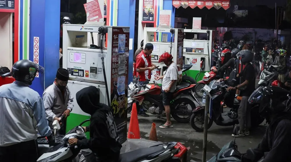 İran savaşının yarattığı enerji krizi, Cakarta'daki benzin istasyonlarında uzun kuyruklar oluşmasına yol açmıştı (Reuters)