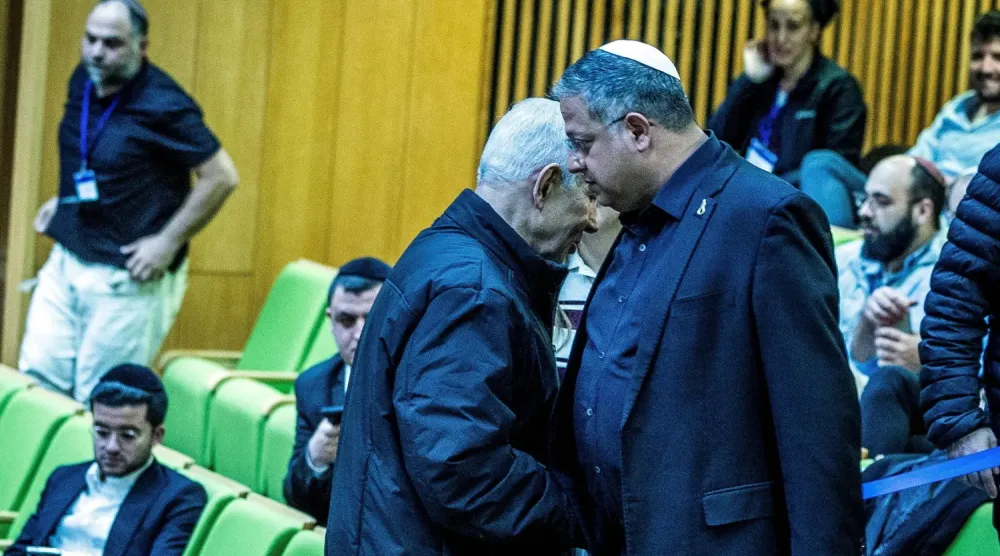 İsrail Başbakanı Binyamin Netanyahu, Bakan Itamar Ben-Gvir ile Knesset'te tokalaşırken (Reuters)