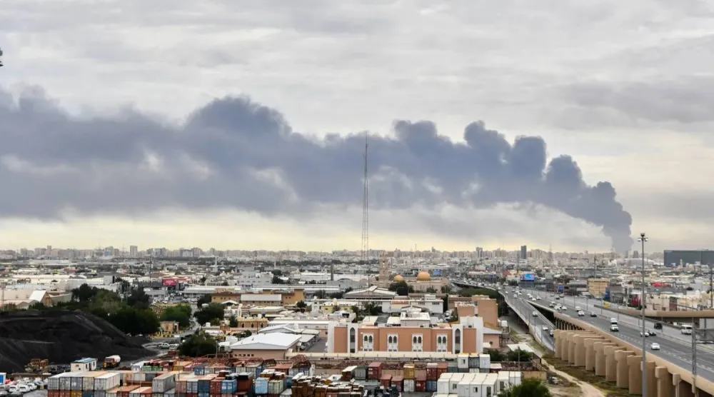 تصاعُد الدخان من منطقة مطار الكويت الدولي بعد غارة جوية بطائرة مُسيَّرة استهدفت مستودع وقود (أ.ب)