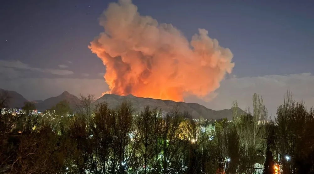 دخان ونيران تتصاعد من مستودع ذخائر في أصفهان وسط إيران فجر الثلاثاء(شبكات التواصل)