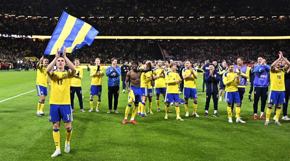لاعبو السويد يحتفلون بالتأهل (إ.ب.أ)
