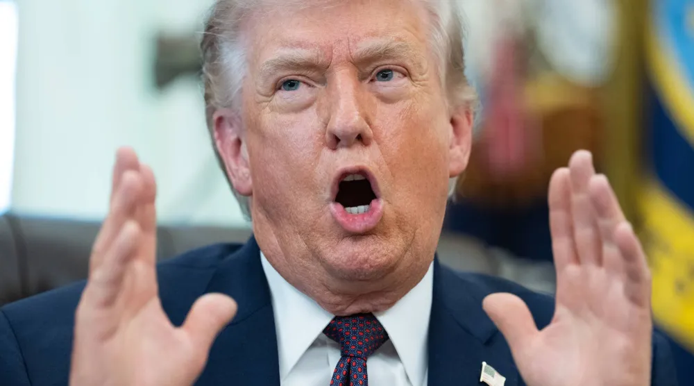 الرئيس الأميركي دونالد ترمب يدلي بتصريحات للصحافيين في المكتب البيضاوي بالبيت الأبيض بتاريخ 31 مارس 2026 (إ.ب.أ)