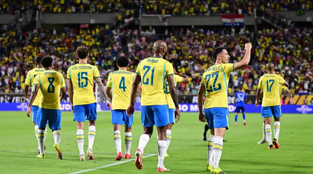 غابرييل مارتينيلي يحتفل رفقة زملائه بالهدف الثالث (أ.ف.ب) 