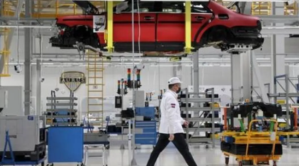 موظف يمشي عبر خط التجميع في مصنع «أوروس» بمدينة يلابوغا (رويترز)