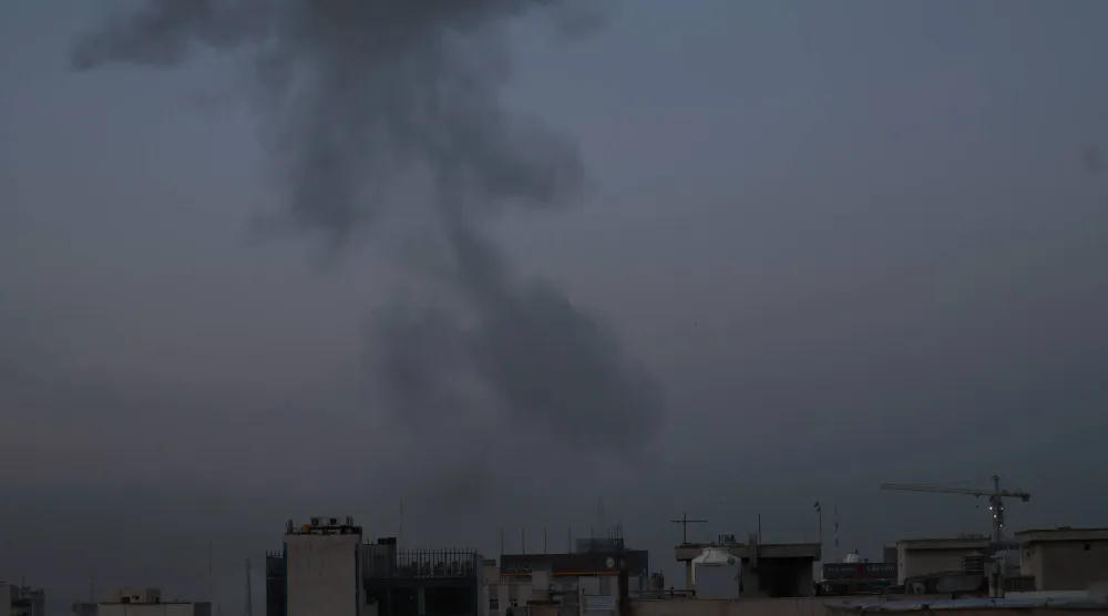 تصاعد الدخان عقب غارة جوية في وسط طهران اليوم (إ.ب.أ)