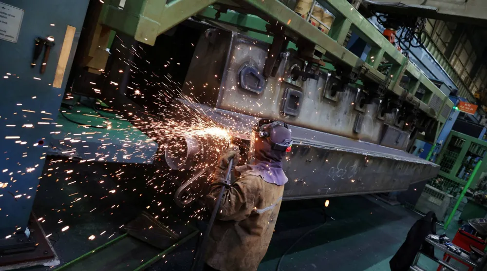 مهندس من «هانوا إيروسبيس» يعمل في مصنع بمدينة تشانغوون الكورية الجنوبية (رويترز)