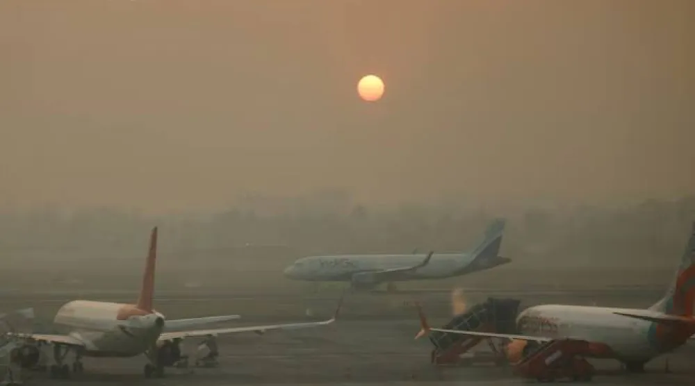 طائرة «إنديغو إيرلاينز» تتحرك على مدرج مطار كولكاتا الدولي بالهند (رويترز)