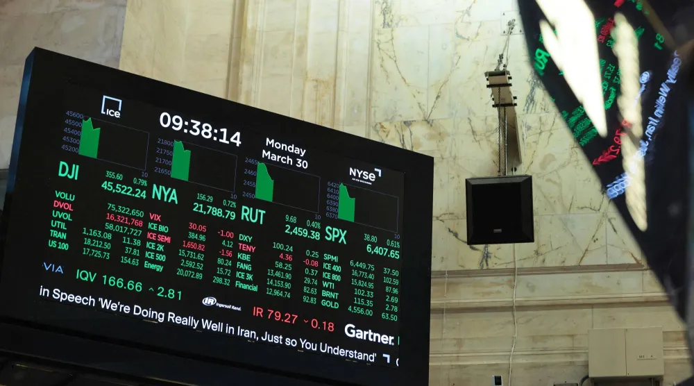 شاشة تعرض مؤشرات الأسهم في قاعة بورصة نيويورك خلال التداول الصباحي (أ.ف.ب)