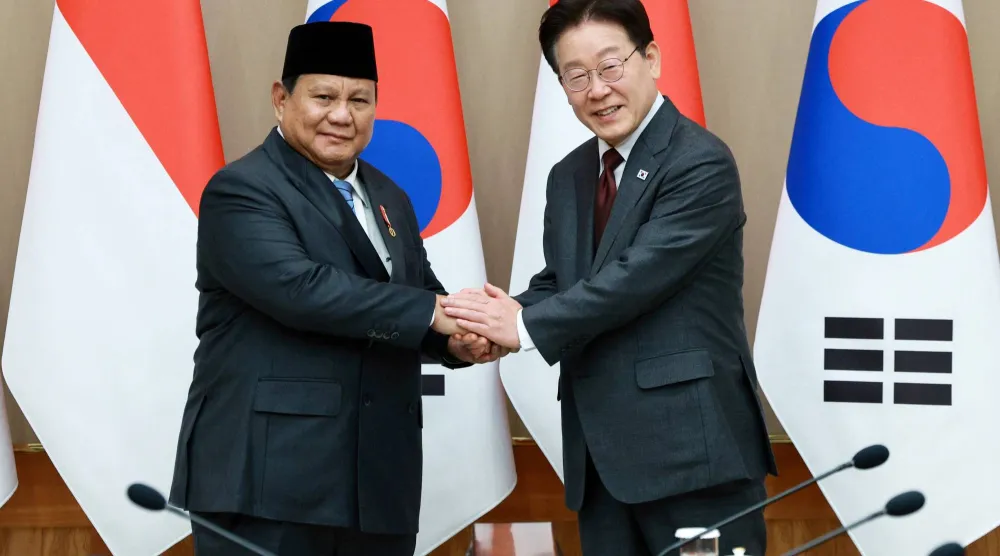 الرئيس الكوري الجنوبي لي جاي ميونغ يصافح نظيره الإندونيسي برابوو سوبيانتو في البيت الأزرق بسيول 1 أبريل 2026 (رويترز)