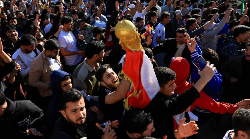 المحتفلون يرفعون تمثال كأس العالم (رويترز)