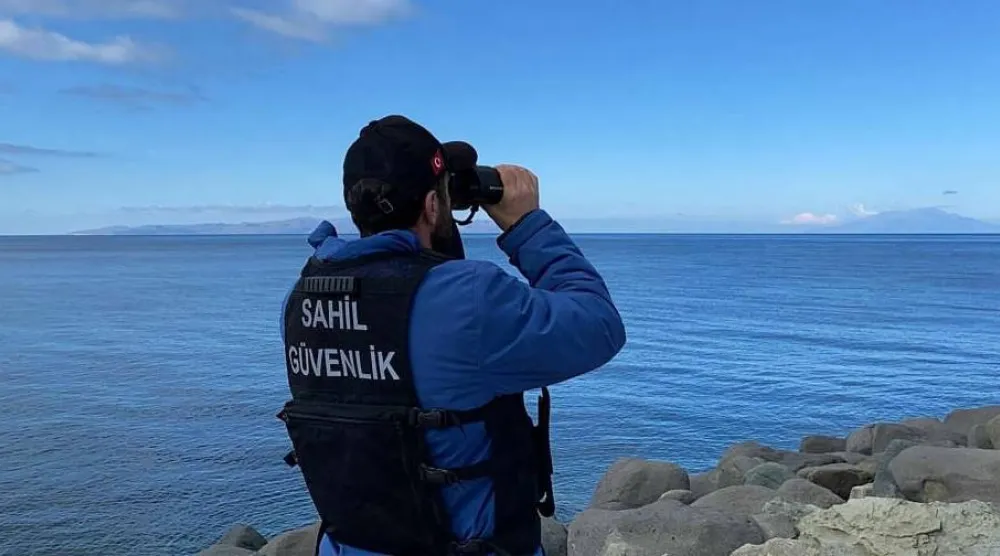 عنصر من خفر السواحل التركي يراقب بحر إيجه 15 مارس 2024 (أرشيفية-أ.ف.ب)
