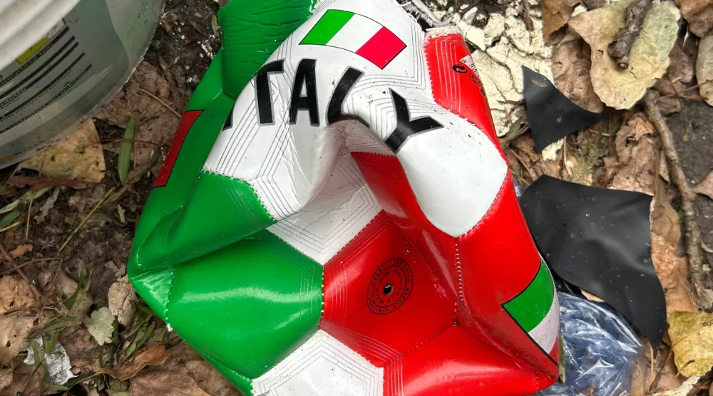 كرة القدم الإيطالية مكسورة كما أظهرتها الصورة (أ.ب)