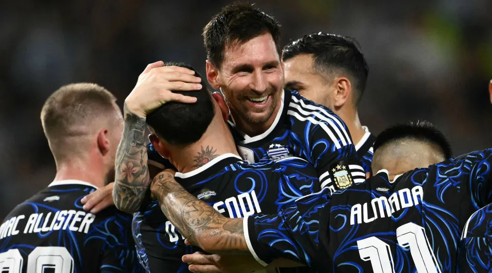 ميسي يقود الأرجنتين للفوز بخماسية على زامبيا (أ.ف.ب)