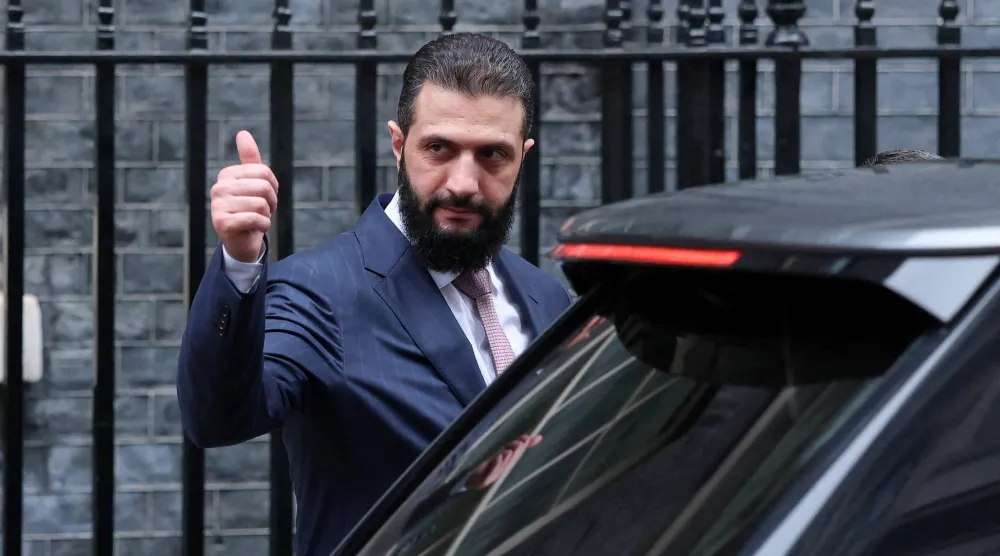 الرئيس السوري أحمد الشرع لدى مغادرته مقر رئيس الوزراء البريطاني بعد اجتماع أمس (رويترز)