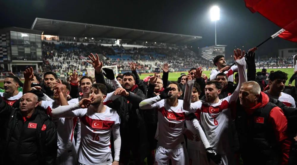 عبر اللاعبون والمشجعون الأتراك عن فرحتهم بعودتهم إلى «كأس العالم» بعد 24 عاماً من الغياب (أ.ف.ب)