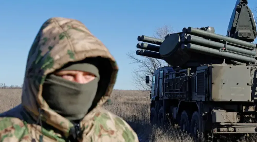 جندي روسي يقف أمام منظومة صواريخ بانتسير المضادة للطائرات بمنطقة لوغانسك (رويترز)