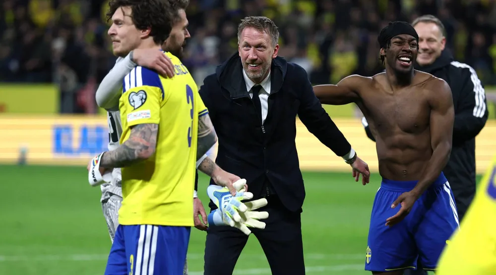 بوتر يحتفل مع لاعبيه بعد تأهل السويد على حساب بولندا (رويترز)