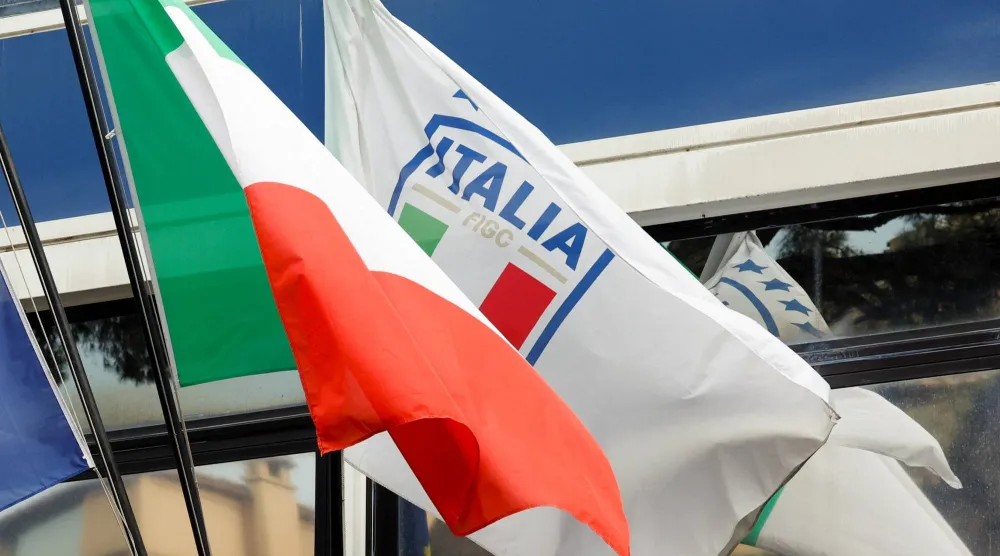 مطالب بإعادة إصلاح الكرة الإيطالية (رويترز)