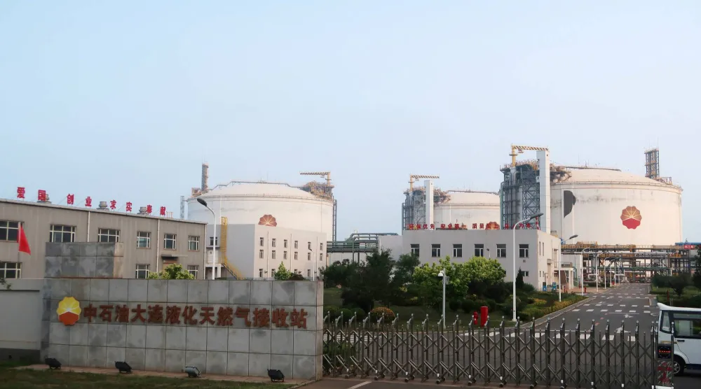 مخازن للغاز الطبيعي في نقطة تسلم تابعة لشركة «بتروتشاينا» في مدينة داليان الصينية (رويترز)