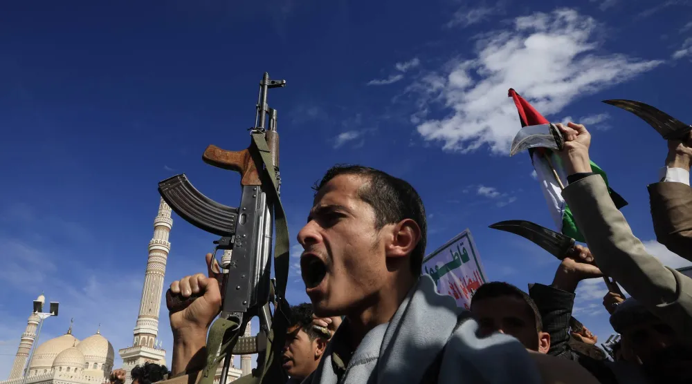 مسلحون حوثيون خلال حشد في صنعاء للتضامن مع إيران (إ.ب.أ)