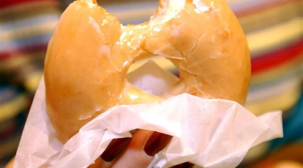 معرفة التوقيت الأمثل لتناول الحلويات يمكن أن يساعد في تقليل تأثيرها على مستويات السكر (رويترز)