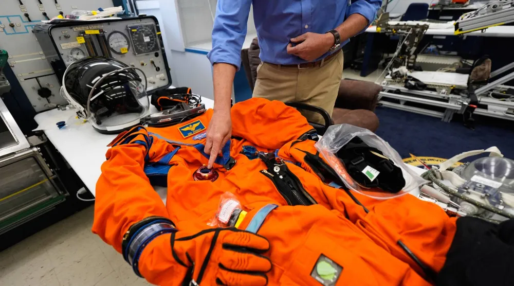 داستن جومرت مدير مشروع أنظمة نجاة طاقم أوريون يشرح عملية بناء بدلات الفضاء التي ستُستخدم في مهمة «أرتميس 2» (أ.ب)