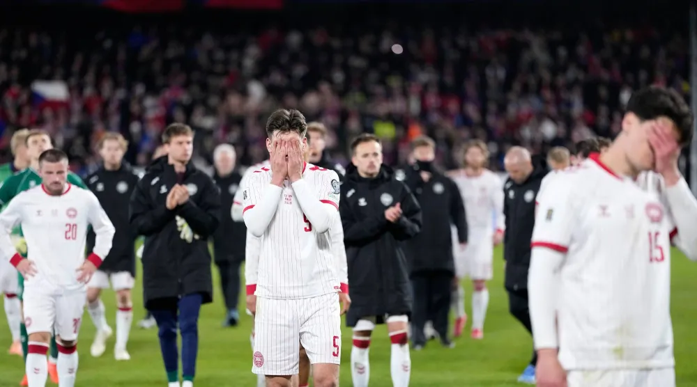 الأسى واضح في وجوه لاعبي الدنمارك (أ.ب)