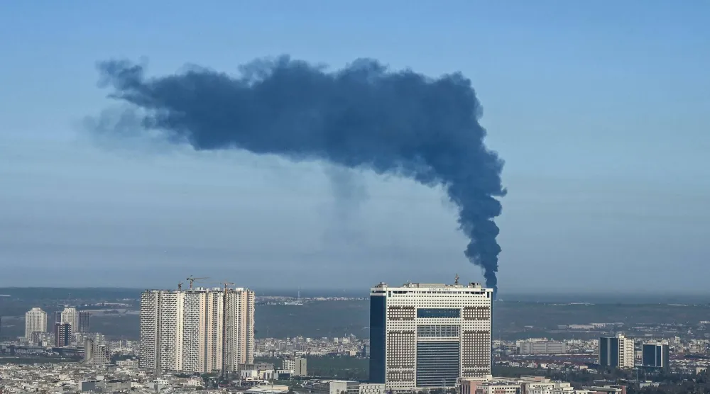 دخان يتصاعد من مستودع نفطي على مشارف أربيل عاصمة إقليم كردستان العراق في أعقاب غارة بطائرة مسيّرة 1 أبريل 2026 (أ.ف.ب)