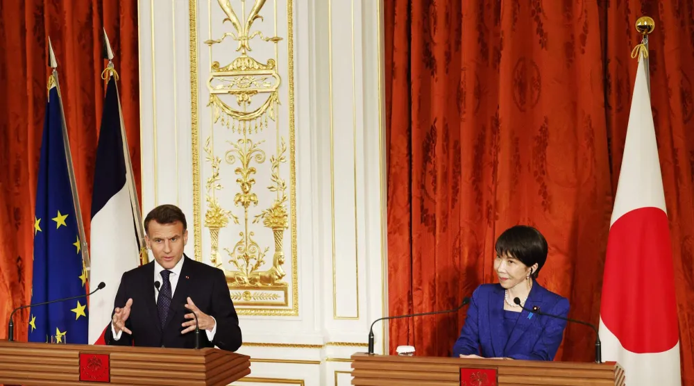 رئيسة الوزراء اليابانية ساناي تاكايتشي والرئيس الفرنسي إيمانويل ماكرون في قصر أكاساكا بدار الضيافة الحكومية في طوكيو (رويترز)