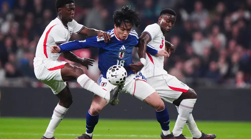 صراع على الكرة في مواجهة إنجلترا واليابان (د.ب.أ)