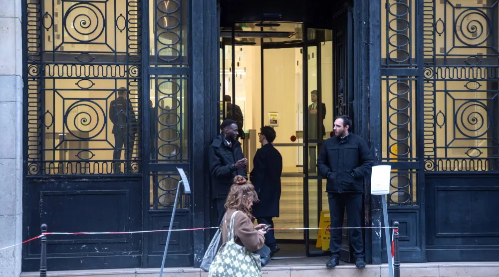 أشخاص خارج مقر مصرف «بنك أوف أميركا» في باريس... فرنسا 1 أبريل 2026 (إ.ب.أ)