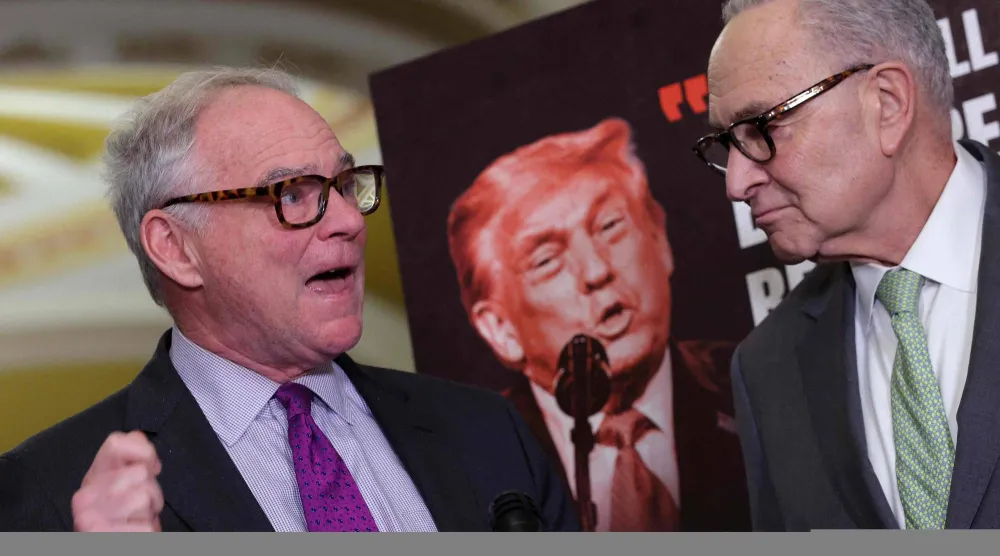 زعيم الديمقراطيين في مجلس الشيوخ تشاك شومر والسيناتور الديمقراطي تيم كاين بمؤتمر صحافي بالكونغرس يوم 3 مارس 2026 (أ.ف.ب)