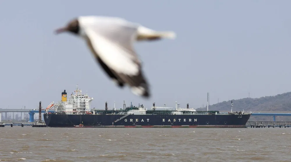 ترمب يرهن وقف النار بفتح مضيق هرمز... وغارات عنيفة على طهران (تغطية حية)