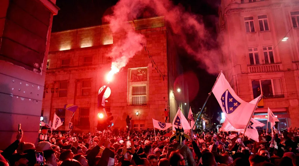 البوسنيون استيقظوا صباح الأربعاء بثقل في رؤوسهم وفرحة في قلوبهم (أ.ف.ب)