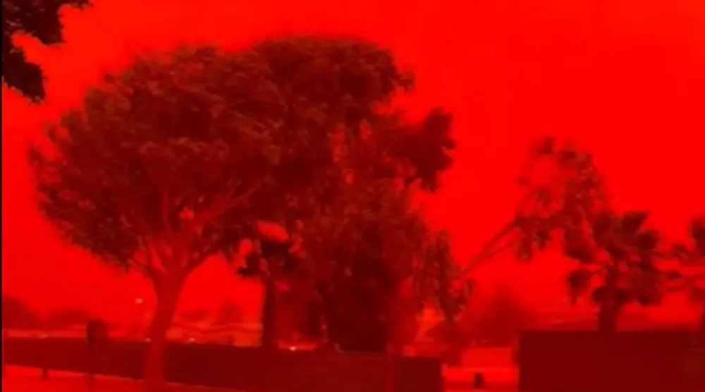 الأحمر يُهيمن على السماء في ظاهرة جوّية نادرة (إكس)