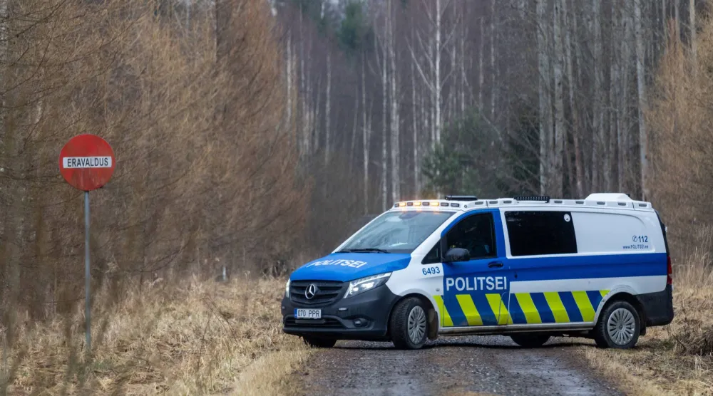 سيارة تقف على طريق قرب موقع عُثر فيه على حطام طائرة مسيّرة واحدة على الأقل بعد رصد نشاط طائرات مسيّرة أجنبية بالقرب من الحدود مع روسيا خلال الليل... في كاستر بإستونيا يوم 31 مارس 2026 (رويترز)