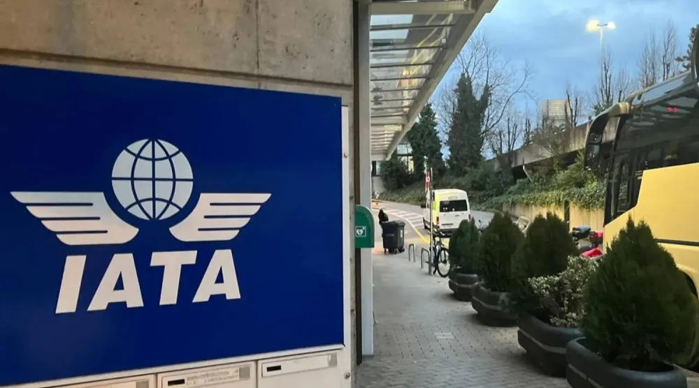 شعار «الاتحاد الدولي للنقل الجوي - إياتا»  (الشرق الأوسط)