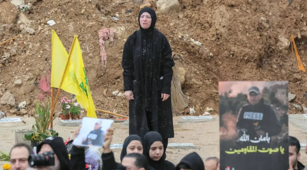 Güney Lübnan’da İsrail hava saldırısında öldürülen gazetecilerin cenaze törenine katılan bir kadın (AFP)