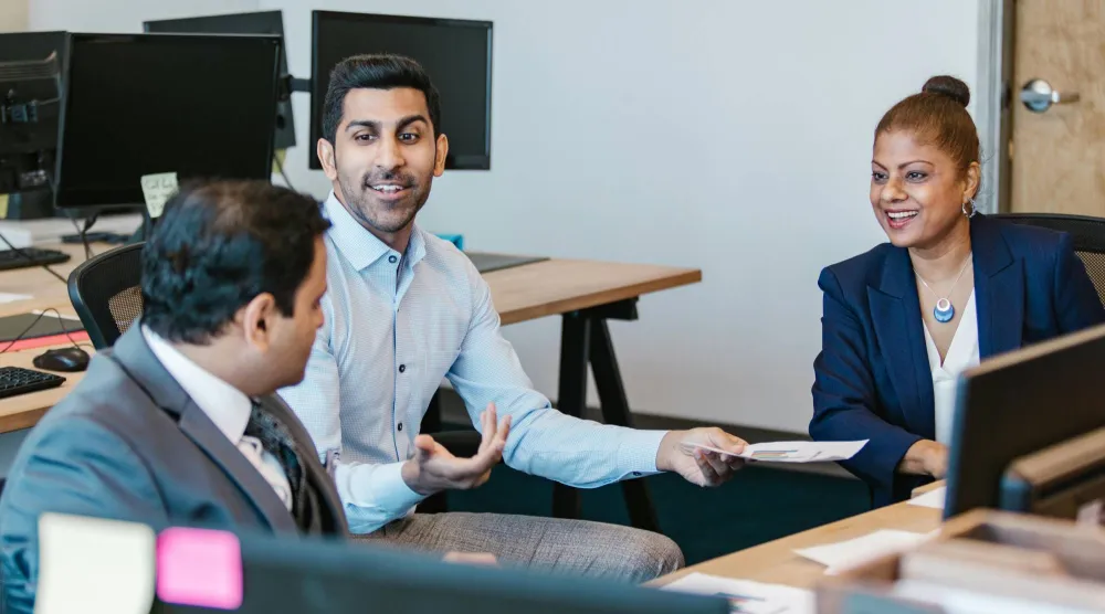 الأشخاص الذين يتمتعون بذكاء عاطفي عالٍ قادرون على خلق بيئة يشعر فيها الآخرون بالأمان النفسي (بيكسلز)