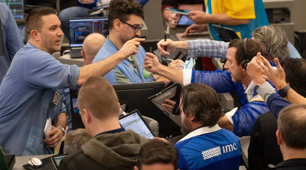 متداولون يقدمون عروضاً في قاعة تداول خيارات مؤشر «ستاندرد آند بورز» في بورصة شيكاغو للخيارات العالمية (أ.ف.ب)