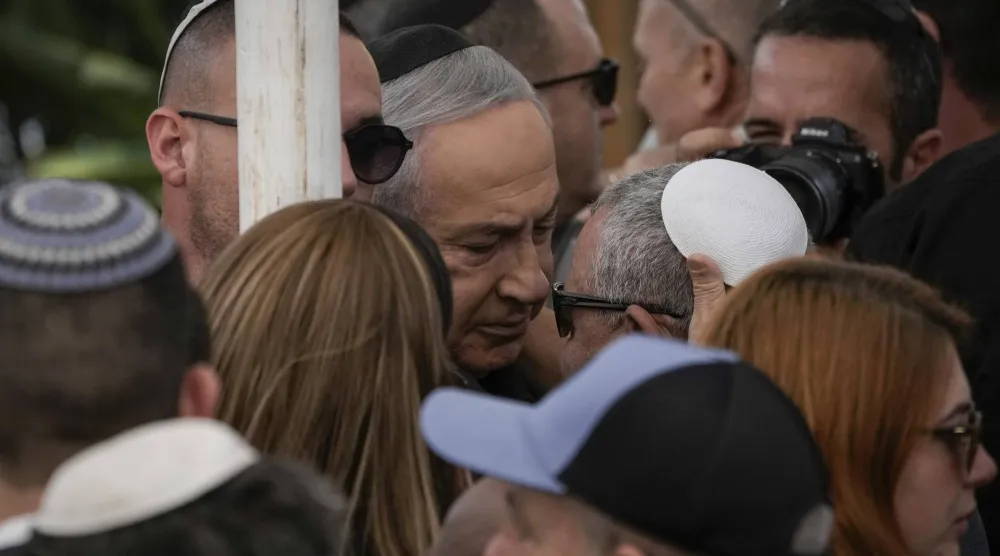 بنيامين نتنياهو يقدم العزاء لغادي آيزنكوت في مقتل ابنه بمعارك غزة يوم 8 ديسمبر 2023 (أ.ب)