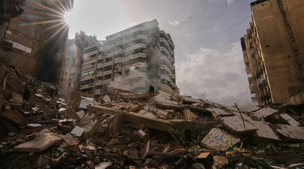أنقاض مبنى دمرته غارة إسرائيلية على الضاحية الجنوبية لبيروت 14 مارس 2026 (أ.ب)