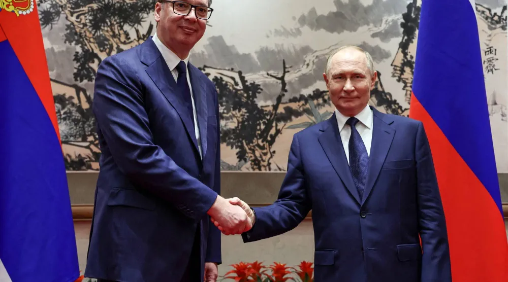 الرئيس الروسي فلاديمير بوتين مع نظيره الصربي ألكسندر فوتشيتش خلال لقاء بينهما في بكين 2 سبتمبر 2025 (رويترز)