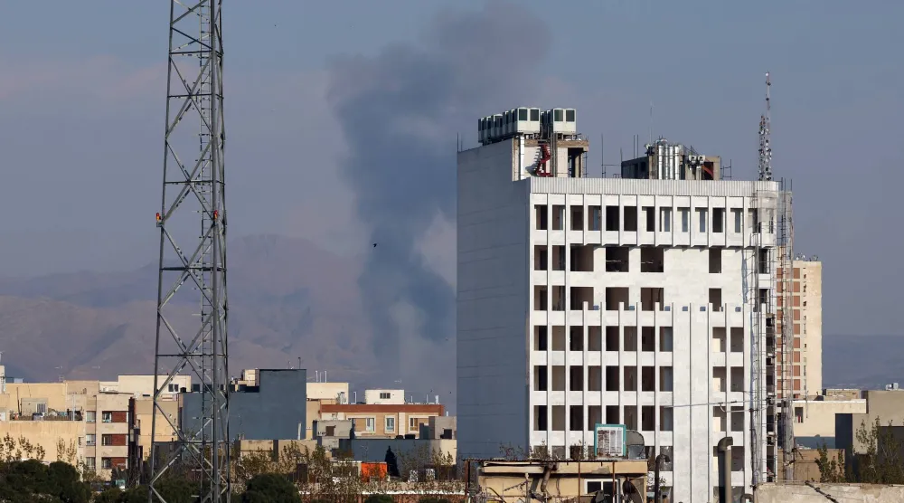 تصاعد الدخان جراء غارات إسرائيلية على طهران اليوم (إ.ب.أ)