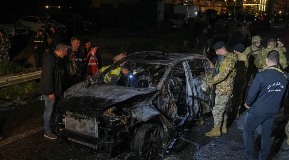 رجال أمن لبنانيون في موقع استهداف إسرائيلي للقيادي العسكري البارز في «حزب الله» يوسف هاشم في منطقة الجناح بمحيط بيروت (رويترز)