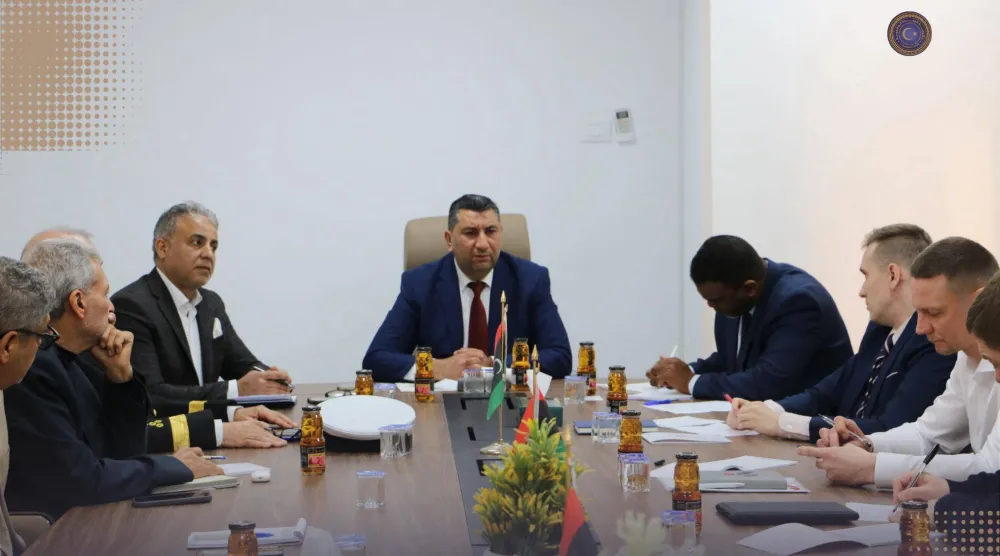 اجتماع لجنة الأزمة الليبية الخاصة بمتابعة ناقلة الغاز الجانحة مع دبلوماسي روسي في طرابلس (وزارة المواصلات في غرب ليبيا)