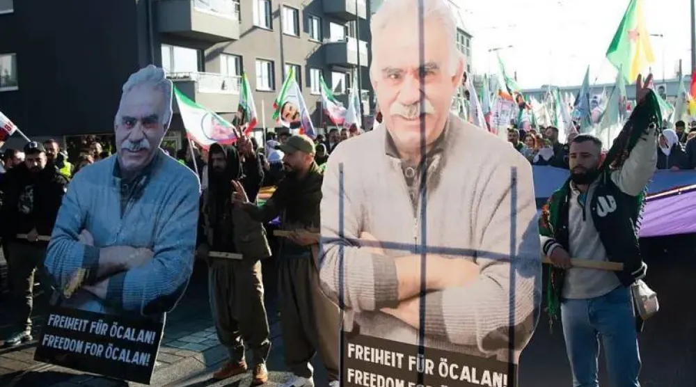 مظاهرة لأكراد في ألمانيا للمطالبة بإطلاق سراح زعيم حزب «العمال الكردستاني» عبد الله أوجلان (د.ب.أ)